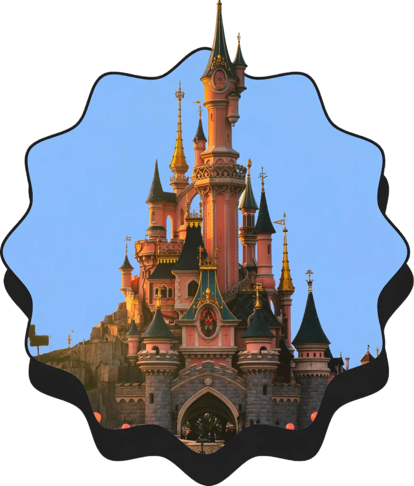 Kasteel van Doornroosje in Disneyland Parijs bij zonsondergang