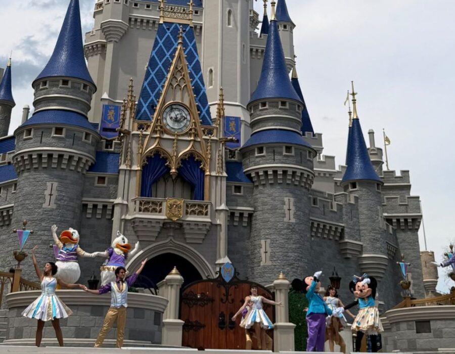 Disney-personages tijdens een show voor Cinderella Castle in Magic Kingdom, Walt Disney World