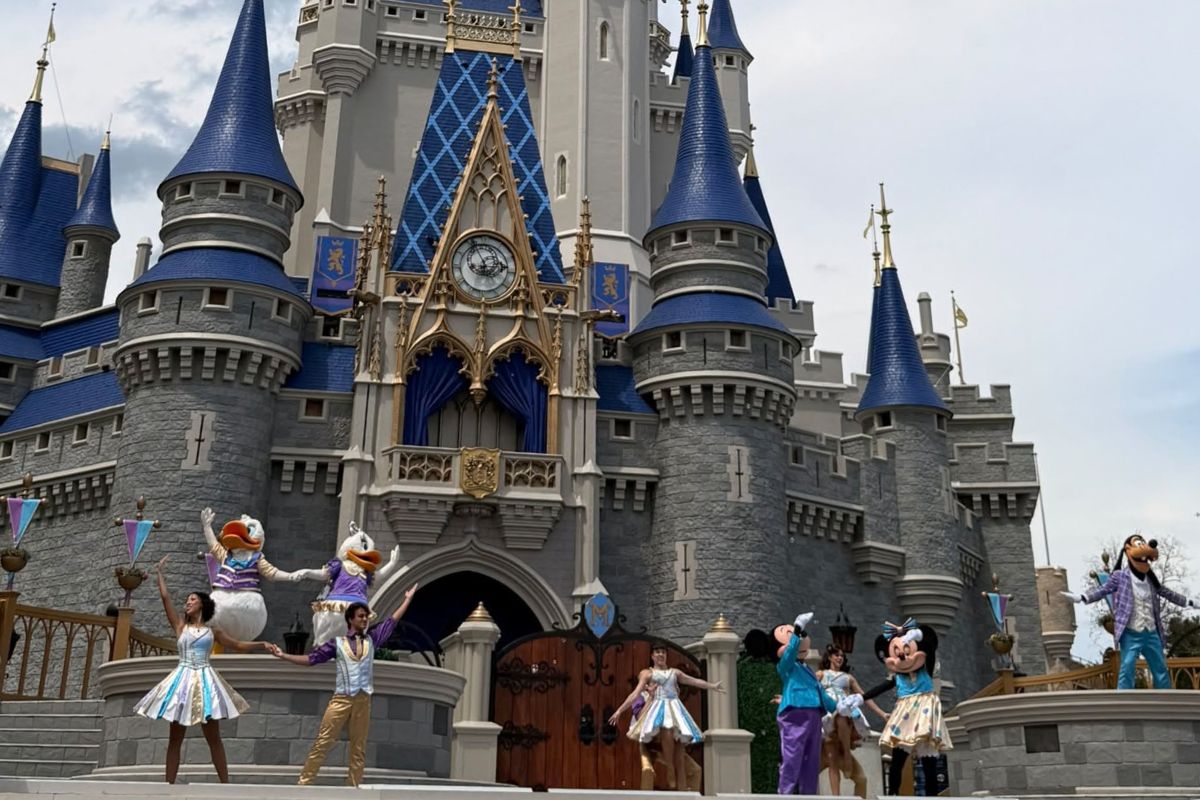 Disney-personages tijdens een show voor Cinderella Castle in Magic Kingdom, Walt Disney World